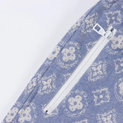 Louis Vuitton full print monogram zipper shortsOriginal version purchased, pattern made immediately. The fabric is a customized densely spun technology fabric with a light surface, silky and breathable upper body. Infrared positioning cutting, overalls design, invincible and versatile upper body. All details are customized and developed, and all hardware accessories are restored to ZP.