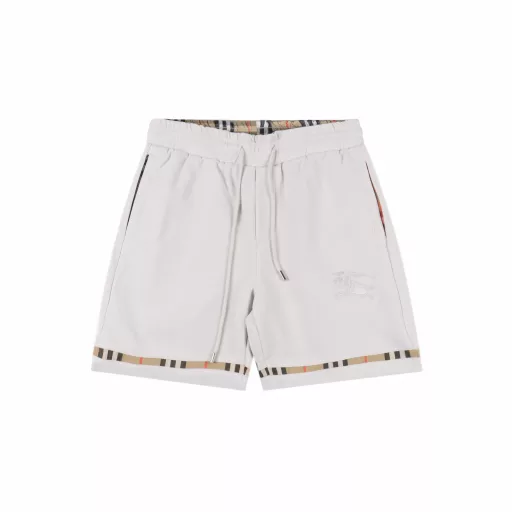 Burberry patchwork checkered warhorse embroidered shortsThe fabric is made of custom woven fabric, which is dyed and then etched. It is treated with silky and ultra-soft treatment according to the original. The texture of the fabric is clear and obvious, and the drape is excellent. The workmanship is exquisite and meets the export standards of foreign trade. There are 4.5 stitches per centimeter, and each seam is pressed with visible lines. The lines are neat and standard like a ruler. The woven cotton ribbon is tightly woven and soft to the touch. The embroidery process uses the Behringer embroidery machine, which makes the embroidery color fuller and the embroidery more three-dimensional. The pattern has a good effect on the body. It is the same style for men and women, simple and versatile. It is a heavy-duty item for purchasing, and you can compare any quality on the market at will!