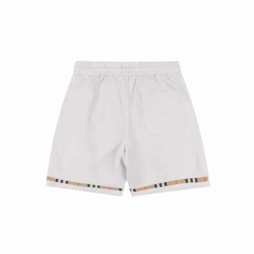 Burberry patchwork checkered warhorse embroidered shortsThe fabric is made of custom woven fabric, which is dyed and then etched. It is treated with silky and ultra-soft treatment according to the original. The texture of the fabric is clear and obvious, and the drape is excellent. The workmanship is exquisite and meets the export standards of foreign trade. There are 4.5 stitches per centimeter, and each seam is pressed with visible lines. The lines are neat and standard like a ruler. The woven cotton ribbon is tightly woven and soft to the touch. The embroidery process uses the Behringer embroidery machine, which makes the embroidery color fuller and the embroidery more three-dimensional. The pattern has a good effect on the body. It is the same style for men and women, simple and versatile. It is a heavy-duty item for purchasing, and you can compare any quality on the market at will!