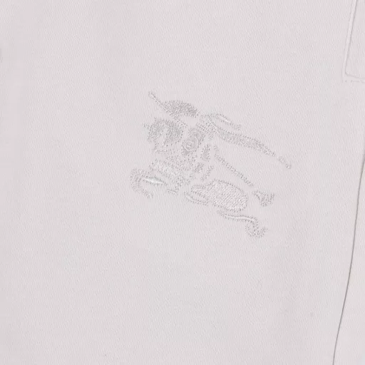 Burberry patchwork checkered warhorse embroidered shortsThe fabric is made of custom woven fabric, which is dyed and then etched. It is treated with silky and ultra-soft treatment according to the original. The texture of the fabric is clear and obvious, and the drape is excellent. The workmanship is exquisite and meets the export standards of foreign trade. There are 4.5 stitches per centimeter, and each seam is pressed with visible lines. The lines are neat and standard like a ruler. The woven cotton ribbon is tightly woven and soft to the touch. The embroidery process uses the Behringer embroidery machine, which makes the embroidery color fuller and the embroidery more three-dimensional. The pattern has a good effect on the body. It is the same style for men and women, simple and versatile. It is a heavy-duty item for purchasing, and you can compare any quality on the market at will!