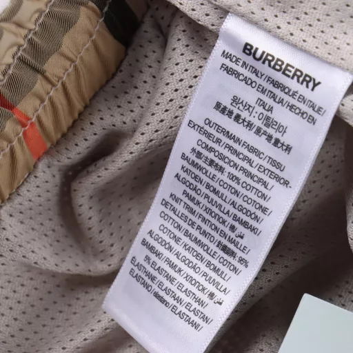 Burberry patchwork checkered warhorse embroidered shortsThe fabric is made of custom woven fabric, which is dyed and then etched. It is treated with silky and ultra-soft treatment according to the original. The texture of the fabric is clear and obvious, and the drape is excellent. The workmanship is exquisite and meets the export standards of foreign trade. There are 4.5 stitches per centimeter, and each seam is pressed with visible lines. The lines are neat and standard like a ruler. The woven cotton ribbon is tightly woven and soft to the touch. The embroidery process uses the Behringer embroidery machine, which makes the embroidery color fuller and the embroidery more three-dimensional. The pattern has a good effect on the body. It is the same style for men and women, simple and versatile. It is a heavy-duty item for purchasing, and you can compare any quality on the market at will!
