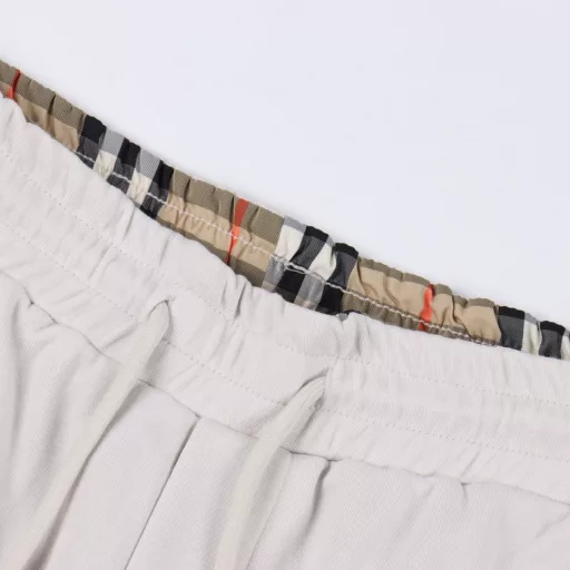 Burberry patchwork checkered warhorse embroidered shortsThe fabric is made of custom woven fabric, which is dyed and then etched. It is treated with silky and ultra-soft treatment according to the original. The texture of the fabric is clear and obvious, and the drape is excellent. The workmanship is exquisite and meets the export standards of foreign trade. There are 4.5 stitches per centimeter, and each seam is pressed with visible lines. The lines are neat and standard like a ruler. The woven cotton ribbon is tightly woven and soft to the touch. The embroidery process uses the Behringer embroidery machine, which makes the embroidery color fuller and the embroidery more three-dimensional. The pattern has a good effect on the body. It is the same style for men and women, simple and versatile. It is a heavy-duty item for purchasing, and you can compare any quality on the market at will!