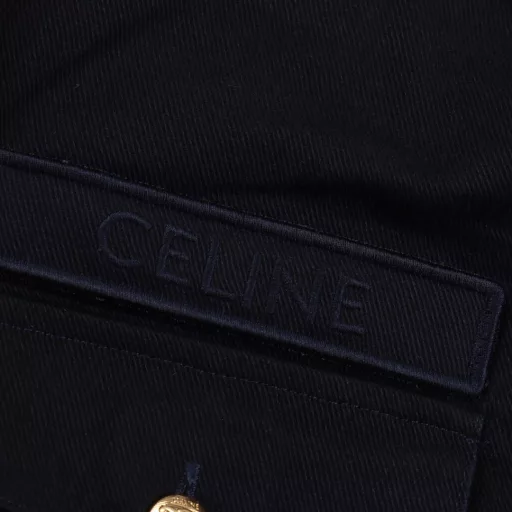 Celine CE Gilded Shirt JacketCustomized satin elegant fabric, using imported machine embroidery patch laminating and binding process, and then manually pasting Velcro, so that the Velcro and the armband are fully in contact and bonded, and finally the imported machine is used to sew the binding cloth along the embroidery patch (time-consuming, labor-intensive and expensive, the truth is in the details), the template machine opens the bag, the preset template is used to guide the position, shape and size of the bag opening, and the accuracy ensures the quality of the bag opening effect. The fabrics are all fermented and washed, with a better feel and texture, not easy to deform, shrink, or fade, and maintain long-term beauty, customized accessories, loose version