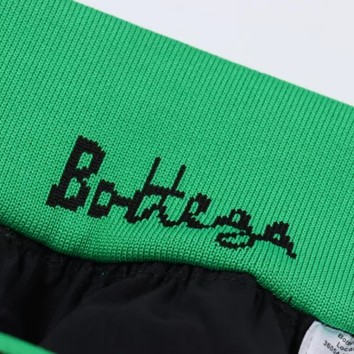 Bottega Veneta BV Green Ribbon Woven ShortsThe original version was purchased from abroad, and the high-density 100% nylon woven fabric is custom-woven and coated for a good feel. This model is not available in the market. It is custom-dyed with blue light black, and the waistband is custom-woven with wool jacquard ribbed. It is not a flat knitting machine, so please be careful to distinguish. The waterproof zippers on the body are all custom-made, and the workmanship of the entire pair of pants is extremely complicated.