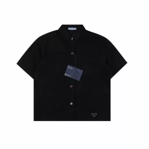 Prada PRD Logo Denim Short Sleeve ShirtCustomized high-density phantom twill satin, with washed tannin as the canvas, the iconic triangle logo is embellished on the hem, and the dropped shoulder cut outlines the lazy silhouette. The imported special aircraft infrared positioning 