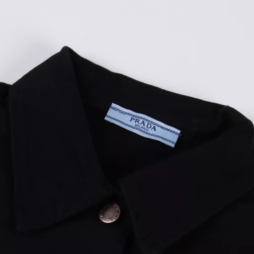 Prada PRD Logo Denim Short Sleeve ShirtCustomized high-density phantom twill satin, with washed tannin as the canvas, the iconic triangle logo is embellished on the hem, and the dropped shoulder cut outlines the lazy silhouette. The imported special aircraft infrared positioning 