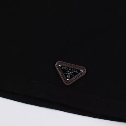 Prada PRD Logo Denim Short Sleeve ShirtCustomized high-density phantom twill satin, with washed tannin as the canvas, the iconic triangle logo is embellished on the hem, and the dropped shoulder cut outlines the lazy silhouette. The imported special aircraft infrared positioning 