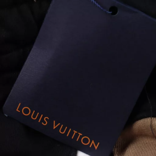 Louis Vuitton patchwork shortsOriginal version purchased, pattern made immediately. The fabric is 360g brushed fabric, breathable and comfortable. Infrared positioning cutting, overalls design, invincible and versatile style. All details are customized and developed, and all hardware accessories are restored to ZP.