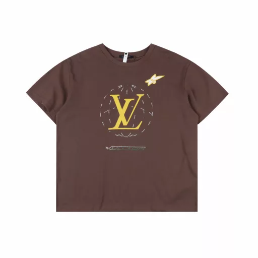 Louis Vuitton Diamond Route Round Neck Short Sleeve T-shirtPlain woven pure cotton high-quality cotton fabric, using 16S plain woven high-quality cotton, 230g. Special hot diamond environmentally friendly glue printing, the fabric printed with environmentally friendly glue feels soft and comfortable, suitable for close-fitting wear; at the same time, it has good color vividness and covering power, and can present a colorful pattern effect. The fabric treated with environmentally friendly glue printing has good washability and durability, and can maintain the durability and integrity of the pattern.