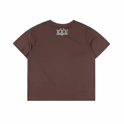 Louis Vuitton Diamond Route Round Neck Short Sleeve T-shirtPlain woven pure cotton high-quality cotton fabric, using 16S plain woven high-quality cotton, 230g. Special hot diamond environmentally friendly glue printing, the fabric printed with environmentally friendly glue feels soft and comfortable, suitable for close-fitting wear; at the same time, it has good color vividness and covering power, and can present a colorful pattern effect. The fabric treated with environmentally friendly glue printing has good washability and durability, and can maintain the durability and integrity of the pattern.