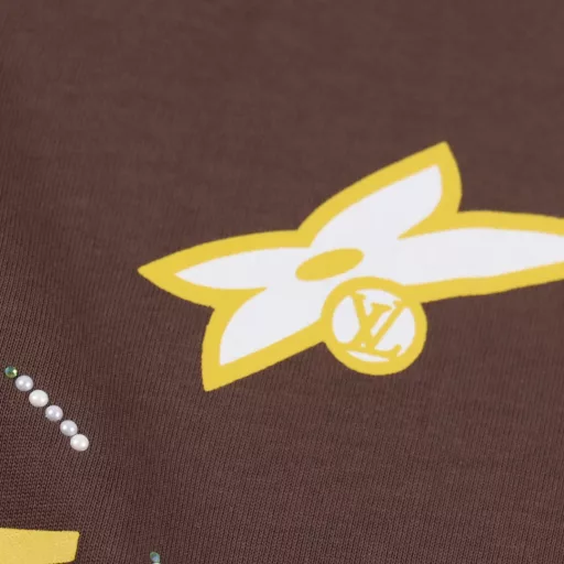 Louis Vuitton Diamond Route Round Neck Short Sleeve T-shirtPlain woven pure cotton high-quality cotton fabric, using 16S plain woven high-quality cotton, 230g. Special hot diamond environmentally friendly glue printing, the fabric printed with environmentally friendly glue feels soft and comfortable, suitable for close-fitting wear; at the same time, it has good color vividness and covering power, and can present a colorful pattern effect. The fabric treated with environmentally friendly glue printing has good washability and durability, and can maintain the durability and integrity of the pattern.