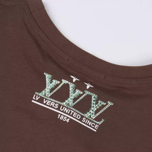 Louis Vuitton Diamond Route Round Neck Short Sleeve T-shirtPlain woven pure cotton high-quality cotton fabric, using 16S plain woven high-quality cotton, 230g. Special hot diamond environmentally friendly glue printing, the fabric printed with environmentally friendly glue feels soft and comfortable, suitable for close-fitting wear; at the same time, it has good color vividness and covering power, and can present a colorful pattern effect. The fabric treated with environmentally friendly glue printing has good washability and durability, and can maintain the durability and integrity of the pattern.