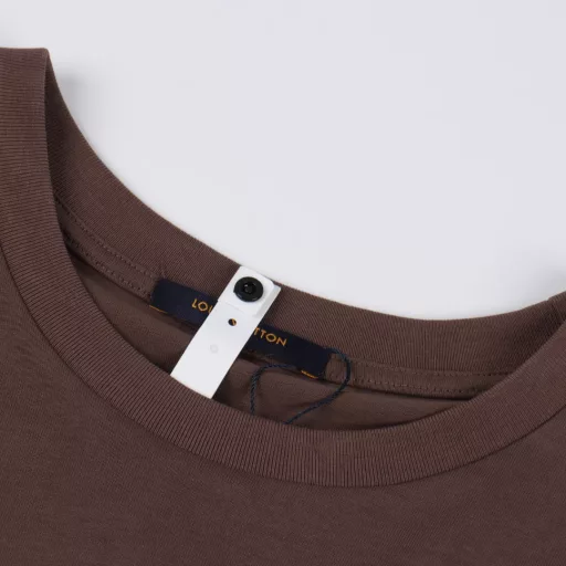 Louis Vuitton Diamond Route Round Neck Short Sleeve T-shirtPlain woven pure cotton high-quality cotton fabric, using 16S plain woven high-quality cotton, 230g. Special hot diamond environmentally friendly glue printing, the fabric printed with environmentally friendly glue feels soft and comfortable, suitable for close-fitting wear; at the same time, it has good color vividness and covering power, and can present a colorful pattern effect. The fabric treated with environmentally friendly glue printing has good washability and durability, and can maintain the durability and integrity of the pattern.
