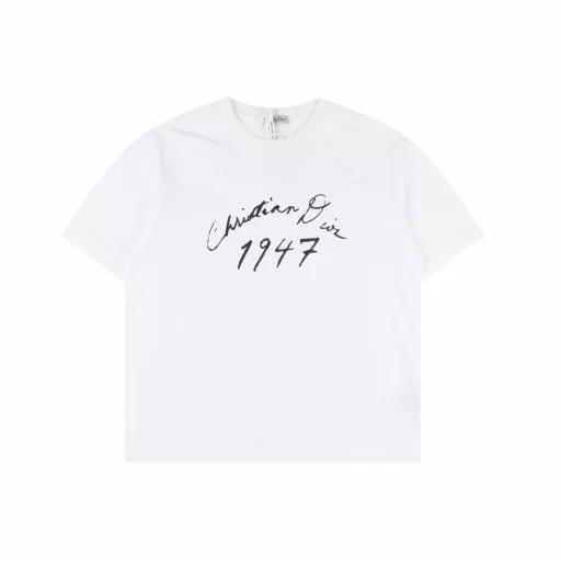 Dior 47 logo slogan printed couple short-sleeved TEEToday's 1947 series matching recommendation High-end and elegant short-sleeved T-shirt, hot street summer couple style Always support gender-neutral dressing The design of the letter logo slogan is elegant and classic Simple and textured! Custom-supplied knitted cotton fabric, high-weight imported cotton cloth Soft and delicate, more comfortable and breathable, impeccable texture Simple and unique charm! Pin P artistic letter printing, highlighting the freedom of fashion trends Full and solid printing texture, rich layered details, enhance the overall sophistication Loose OS version cutting, add brilliance to the fashionable and personalized shape. Unisex style