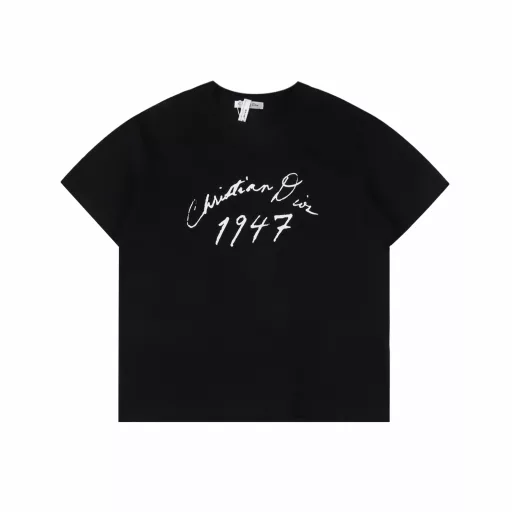 Dior 47 logo slogan printed couple short-sleeved TEEToday's 1947 series matching recommendation High-end and elegant short-sleeved T-shirt, hot street summer couple style Always support gender-neutral dressing The design of the letter logo slogan is elegant and classic Simple and textured! Custom-supplied knitted cotton fabric, high-weight imported cotton cloth Soft and delicate, more comfortable and breathable, impeccable texture Simple and unique charm! Pin P artistic letter printing, highlighting the freedom of fashion trends Full and solid printing texture, rich layered details, enhance the overall sophistication Loose OS version cutting, add brilliance to the fashionable and personalized shape. Unisex style