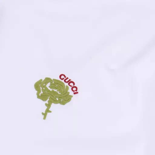 Gucci floral embroidered letter round neck T-shirtCustomized high-weight knitted cotton fabric is carefully made, with a particularly solid feel, full texture, soft and delicate, comfortable to wear, excellent moisture absorption and perspiration performance, not stuffy! The cursive logo on the chest is very eye-catching and highly recognizable! The loose OS version is tailored to meet the current trend aesthetics. It is large and inclusive, and you can easily create a shape by wearing it casually.