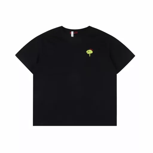 Gucci floral embroidered letter round neck T-shirtCustomized high-weight knitted cotton fabric is carefully made, with a particularly solid feel, full texture, soft and delicate, comfortable to wear, excellent moisture absorption and perspiration performance, not stuffy! The cursive logo on the chest is very eye-catching and highly recognizable! The loose OS version is tailored to meet the current trend aesthetics. It is large and inclusive, and you can easily create a shape by wearing it casually.