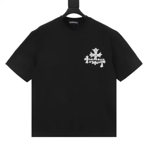 Chrome Hearts 25ss Sanskrit cross distressed print short sleevesThe fabric is 280g combed cotton, customized 32-count 1*1 thread, and the garment is washed twice. The fabric is comfortable and skin-friendly without any strange feeling. The custom-made dyed fabric has high textile density, good drape, and is not easy to deform. The thick weave plus the compact spinning process will not affect the breathability of the fabric. The color saturation is very high. It is a versatile and good-looking short sleeve. The loose version hides the flesh and makes you look thin, and it is not picky about people.