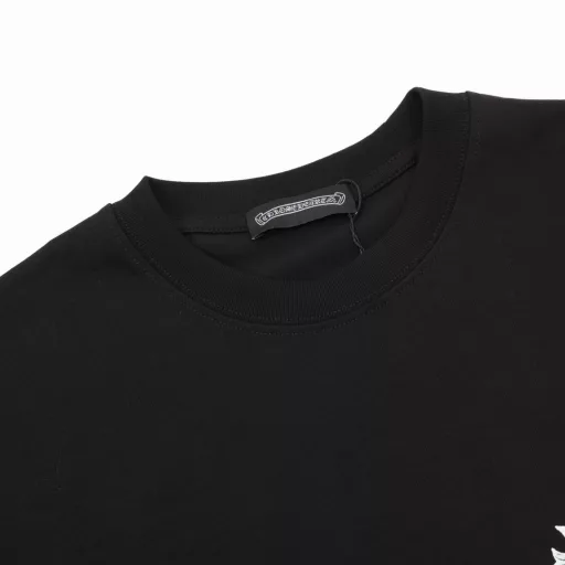 Chrome Hearts 25ss Sanskrit cross distressed print short sleevesThe fabric is 280g combed cotton, customized 32-count 1*1 thread, and the garment is washed twice. The fabric is comfortable and skin-friendly without any strange feeling. The custom-made dyed fabric has high textile density, good drape, and is not easy to deform. The thick weave plus the compact spinning process will not affect the breathability of the fabric. The color saturation is very high. It is a versatile and good-looking short sleeve. The loose version hides the flesh and makes you look thin, and it is not picky about people.