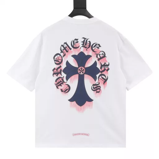 Chrome Hearts Sanskrit cross foam printed short sleevesThe fabric is 280g combed cotton, customized 32 1*1 thread, the garment is washed twice, the fabric is comfortable and skin-friendly without any strange feeling, the custom-made dyed fabric has high textile density, good drape, and is not easy to deform. The thick weave plus the compact spinning process will not affect the breathability of the fabric. The color saturation is very high. It is a versatile and good-looking short sleeve. The loose version hides the flesh and makes you look thin and is not picky.