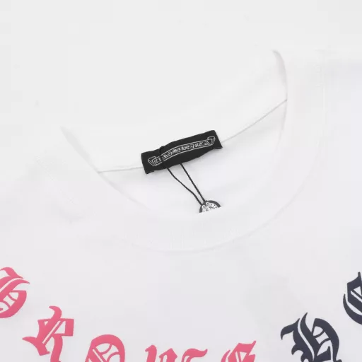 Chrome Hearts Sanskrit cross foam printed short sleevesThe fabric is 280g combed cotton, customized 32 1*1 thread, the garment is washed twice, the fabric is comfortable and skin-friendly without any strange feeling, the custom-made dyed fabric has high textile density, good drape, and is not easy to deform. The thick weave plus the compact spinning process will not affect the breathability of the fabric. The color saturation is very high. It is a versatile and good-looking short sleeve. The loose version hides the flesh and makes you look thin and is not picky.
