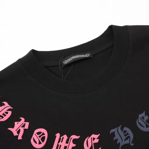 Chrome Hearts Sanskrit cross foam printed short sleevesThe fabric is 280g combed cotton, customized 32 1*1 thread, the garment is washed twice, the fabric is comfortable and skin-friendly without any strange feeling, the custom-made dyed fabric has high textile density, good drape, and is not easy to deform. The thick weave plus the compact spinning process will not affect the breathability of the fabric. The color saturation is very high. It is a versatile and good-looking short sleeve. The loose version hides the flesh and makes you look thin and is not picky.
