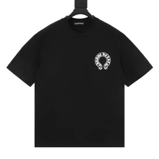 Chrome Hearts 25ss gradient horseshoe cross print short sleevesThe fabric is 280g combed cotton, customized 32-count 1*1 thread, and the garment is washed twice. The fabric is comfortable and skin-friendly without any strange feeling. The custom-made dyed fabric has high textile density, good drape, and is not easy to deform. The thick weave plus the compact spinning process will not affect the breathability of the fabric. The color saturation is very high. It is a versatile and good-looking short sleeve. The loose version hides the flesh and makes you look thin. It is not picky.