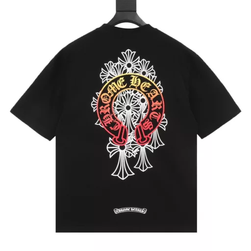 Chrome Hearts 25ss gradient horseshoe cross print short sleevesThe fabric is 280g combed cotton, customized 32-count 1*1 thread, and the garment is washed twice. The fabric is comfortable and skin-friendly without any strange feeling. The custom-made dyed fabric has high textile density, good drape, and is not easy to deform. The thick weave plus the compact spinning process will not affect the breathability of the fabric. The color saturation is very high. It is a versatile and good-looking short sleeve. The loose version hides the flesh and makes you look thin. It is not picky.