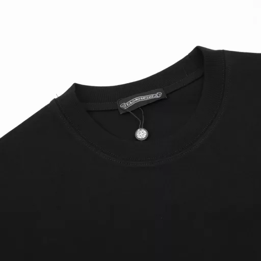 Chrome Hearts 25ss gradient horseshoe cross print short sleevesThe fabric is 280g combed cotton, customized 32-count 1*1 thread, and the garment is washed twice. The fabric is comfortable and skin-friendly without any strange feeling. The custom-made dyed fabric has high textile density, good drape, and is not easy to deform. The thick weave plus the compact spinning process will not affect the breathability of the fabric. The color saturation is very high. It is a versatile and good-looking short sleeve. The loose version hides the flesh and makes you look thin. It is not picky.