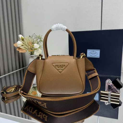 New mini shoulder bag 🎉) arrived 🍰 This contemporary exquisite leather handbag presents natural texture and reverse stitching design to create a soft and rounded shape. It is small in size and can be carried by hand or with a detachable shoulder strap. It has a variety of shapes and is exquisite and elegant. 🍰 Removable and adjustable leather shoulder strap, length 95 cm. Maximum length 107 cm - Minimum length 56 cm - Maximum drop length 56 cm - Minimum drop length 35 cm, metal hardware accessories, metal letter logo on the front, zipper bag opening, with 3 compartments, super texture 👍 I fell in love with it at first sight