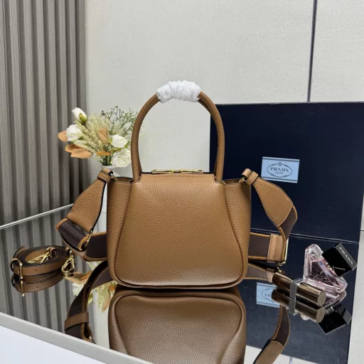 New mini shoulder bag 🎉) arrived 🍰 This contemporary exquisite leather handbag presents natural texture and reverse stitching design to create a soft and rounded shape. It is small in size and can be carried by hand or with a detachable shoulder strap. It has a variety of shapes and is exquisite and elegant. 🍰 Removable and adjustable leather shoulder strap, length 95 cm. Maximum length 107 cm - Minimum length 56 cm - Maximum drop length 56 cm - Minimum drop length 35 cm, metal hardware accessories, metal letter logo on the front, zipper bag opening, with 3 compartments, super texture 👍 I fell in love with it at first sight
