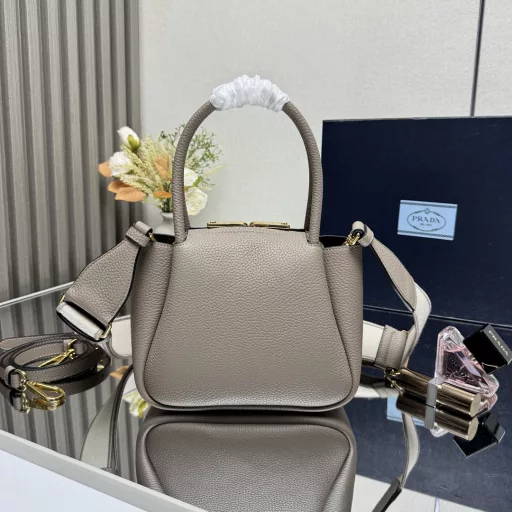New mini shoulder bag 🎉) arrived 🍰 This contemporary exquisite leather handbag presents natural texture and reverse stitching design to create a soft and rounded shape. It is small in size and can be carried by hand or with a detachable shoulder strap. It has a variety of shapes and is exquisite and elegant. 🍰 Removable and adjustable leather shoulder strap, length 95 cm. Maximum length 107 cm - Minimum length 56 cm - Maximum drop length 56 cm - Minimum drop length 35 cm, metal hardware accessories, metal letter logo on the front, zipper bag opening, with 3 compartments, super texture 👍 I fell in love with it at first sight