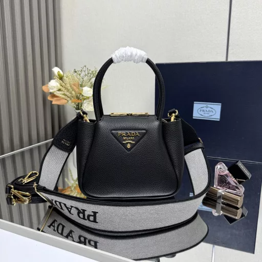 New mini shoulder bag 🎉) arrived 🍰 This contemporary exquisite leather handbag presents natural texture and reverse stitching design to create a soft and rounded shape. It is small in size and can be carried by hand or with a detachable shoulder strap. It has a variety of shapes and is exquisite and elegant. 🍰 Removable and adjustable leather shoulder strap, length 95 cm. Maximum length 107 cm - Minimum length 56 cm - Maximum drop length 56 cm - Minimum drop length 35 cm, metal hardware accessories, metal letter logo on the front, zipper bag opening, with 3 compartments, super texture 👍 I fell in love with it at first sight