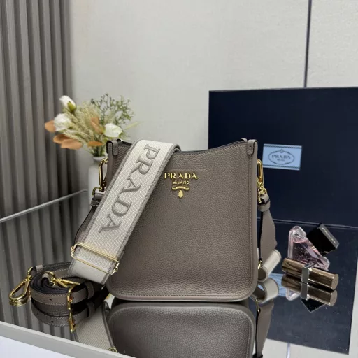 New shoulder bag from the counter 🎉🍰 (with two shoulder straps) This leather mini shoulder bag is designed with imported deer grain cowhide, simple and elegant, and the metal triangle logo on the front adds a signature style🍰 Adjustable and detachable logo printed webbing shoulder strap, length 95 cm. Maximum length 107 cm - minimum length 56 cm - maximum drop length 60 cm - minimum drop length 40 cm, metal accessories, metal lettering logo on the front, magnetic buckle closure logo printed nylon lining, with card slot inner pocket, super texture👍 I fell in love at first sight👄 Ladies, hurry up and get it
