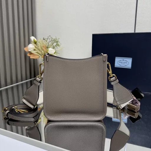 New shoulder bag from the counter 🎉🍰 (with two shoulder straps) This leather mini shoulder bag is designed with imported deer grain cowhide, simple and elegant, and the metal triangle logo on the front adds a signature style🍰 Adjustable and detachable logo printed webbing shoulder strap, length 95 cm. Maximum length 107 cm - minimum length 56 cm - maximum drop length 60 cm - minimum drop length 40 cm, metal accessories, metal lettering logo on the front, magnetic buckle closure logo printed nylon lining, with card slot inner pocket, super texture👍 I fell in love at first sight👄 Ladies, hurry up and get it
