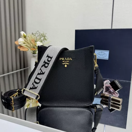 New shoulder bag from the counter 🎉🍰 (with two shoulder straps) This leather mini shoulder bag is designed with imported deer grain cowhide, simple and elegant, and the metal triangle logo on the front adds a signature style🍰 Adjustable and detachable logo printed webbing shoulder strap, length 95 cm. Maximum length 107 cm - minimum length 56 cm - maximum drop length 60 cm - minimum drop length 40 cm, metal accessories, metal lettering logo on the front, magnetic buckle closure logo printed nylon lining, with card slot inner pocket, super texture👍 I fell in love at first sight👄 Ladies, hurry up and get it