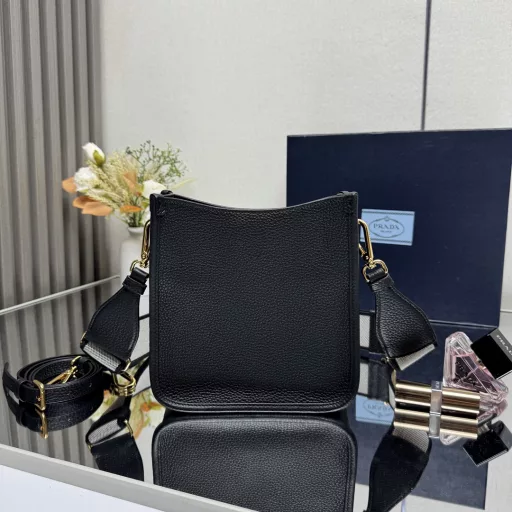 New shoulder bag from the counter 🎉🍰 (with two shoulder straps) This leather mini shoulder bag is designed with imported deer grain cowhide, simple and elegant, and the metal triangle logo on the front adds a signature style🍰 Adjustable and detachable logo printed webbing shoulder strap, length 95 cm. Maximum length 107 cm - minimum length 56 cm - maximum drop length 60 cm - minimum drop length 40 cm, metal accessories, metal lettering logo on the front, magnetic buckle closure logo printed nylon lining, with card slot inner pocket, super texture👍 I fell in love at first sight👄 Ladies, hurry up and get it