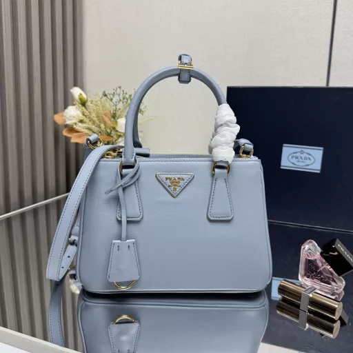 The new small killer bag 🎉💋 Prada Galleria handbag combines superb industrial standards and exquisite craftsmanship, highlighting the exquisite and timeless style inherent in the brand's DNA. This handbag is composed of more than 80 individual parts assembled by hand, paying tribute to the boutique opened in Milan's Galleria Vittorio Emanuele II in 1913. Exquisite and small leather accessories are paired with the iconic triangle logo, adding an elegant and chic style.