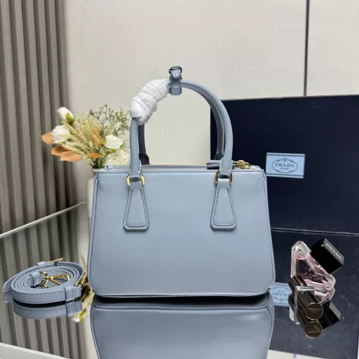 The new small killer bag 🎉💋 Prada Galleria handbag combines superb industrial standards and exquisite craftsmanship, highlighting the exquisite and timeless style inherent in the brand's DNA. This handbag is composed of more than 80 individual parts assembled by hand, paying tribute to the boutique opened in Milan's Galleria Vittorio Emanuele II in 1913. Exquisite and small leather accessories are paired with the iconic triangle logo, adding an elegant and chic style.
