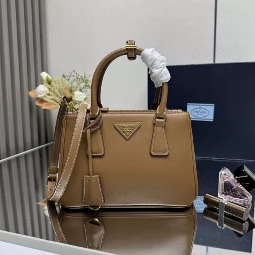 The new small killer bag 🎉💋 Prada Galleria handbag combines superb industrial standards and exquisite craftsmanship, highlighting the exquisite and timeless style inherent in the brand's DNA. This handbag is composed of more than 80 individual parts assembled by hand, paying tribute to the boutique opened in Milan's Galleria Vittorio Emanuele II in 1913. Exquisite and small leather accessories are paired with the iconic triangle logo, adding an elegant and chic style.
