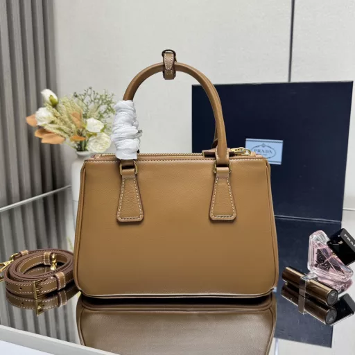 The new small killer bag 🎉💋 Prada Galleria handbag combines superb industrial standards and exquisite craftsmanship, highlighting the exquisite and timeless style inherent in the brand's DNA. This handbag is composed of more than 80 individual parts assembled by hand, paying tribute to the boutique opened in Milan's Galleria Vittorio Emanuele II in 1913. Exquisite and small leather accessories are paired with the iconic triangle logo, adding an elegant and chic style.