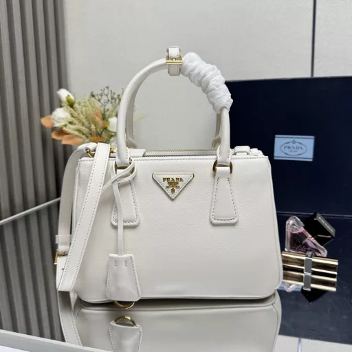 The new small killer bag 🎉💋 Prada Galleria handbag combines superb industrial standards and exquisite craftsmanship, highlighting the exquisite and timeless style inherent in the brand's DNA. This handbag is composed of more than 80 individual parts assembled by hand, paying tribute to the boutique opened in Milan's Galleria Vittorio Emanuele II in 1913. Exquisite and small leather accessories are paired with the iconic triangle logo, adding an elegant and chic style.