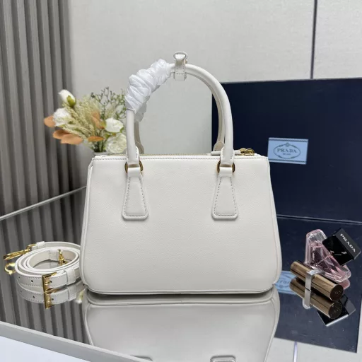 The new small killer bag 🎉💋 Prada Galleria handbag combines superb industrial standards and exquisite craftsmanship, highlighting the exquisite and timeless style inherent in the brand's DNA. This handbag is composed of more than 80 individual parts assembled by hand, paying tribute to the boutique opened in Milan's Galleria Vittorio Emanuele II in 1913. Exquisite and small leather accessories are paired with the iconic triangle logo, adding an elegant and chic style.
