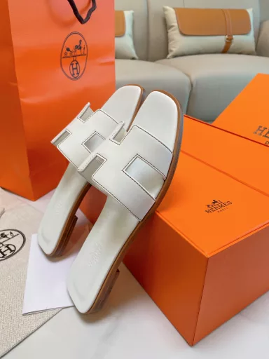 Herme* Paris Hermes H-slippers are lazy and casual, generous and beautiful, simple is the style, high-end and comfortable!❗️ Elegant outfit, highly recommended by the salesgirl!A variety of top-grade high-end materials, carefully selected, always follow the original details and craftsmanship style, focus on meticulous
