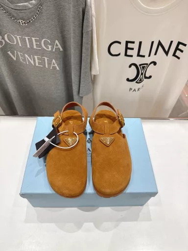 Prada 25ss new summer beach Birkenstock slippersThis shoe style is truly a classic design that will never go out of style and is in line with the current concept of pursuing comfort and health. It is regarded as an important choice of slippers for daily street wear by many domestic and foreign celebrities and fashion gurus.