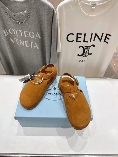 Prada 25ss new summer beach Birkenstock slippersThis shoe style is truly a classic design that will never go out of style and is in line with the current concept of pursuing comfort and health. It is regarded as an important choice of slippers for daily street wear by many domestic and foreign celebrities and fashion gurus.