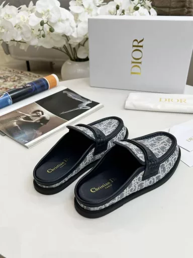 DIOR2025 cloth mule slippers with embroidered logo, simple, stylish, timeless and classic in the fashion circle, super comfortable, versatile, casual and timeless