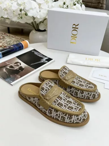 DIOR2025 cloth mule slippers with embroidered logo, simple, stylish, timeless and classic in the fashion circle, super comfortable, versatile, casual and timeless