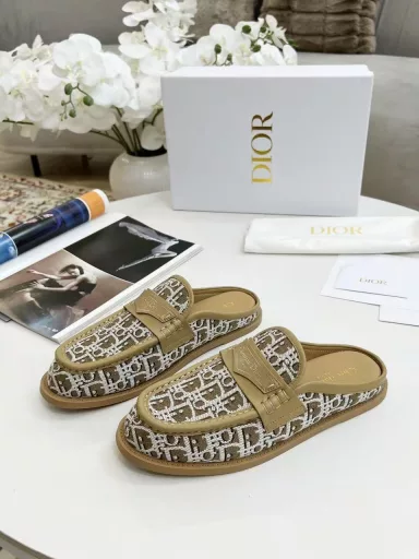DIOR2025 cloth mule slippers with embroidered logo, simple, stylish, timeless and classic in the fashion circle, super comfortable, versatile, casual and timeless