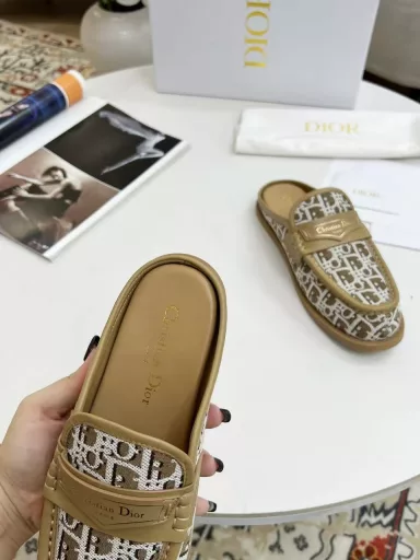 DIOR2025 cloth mule slippers with embroidered logo, simple, stylish, timeless and classic in the fashion circle, super comfortable, versatile, casual and timeless